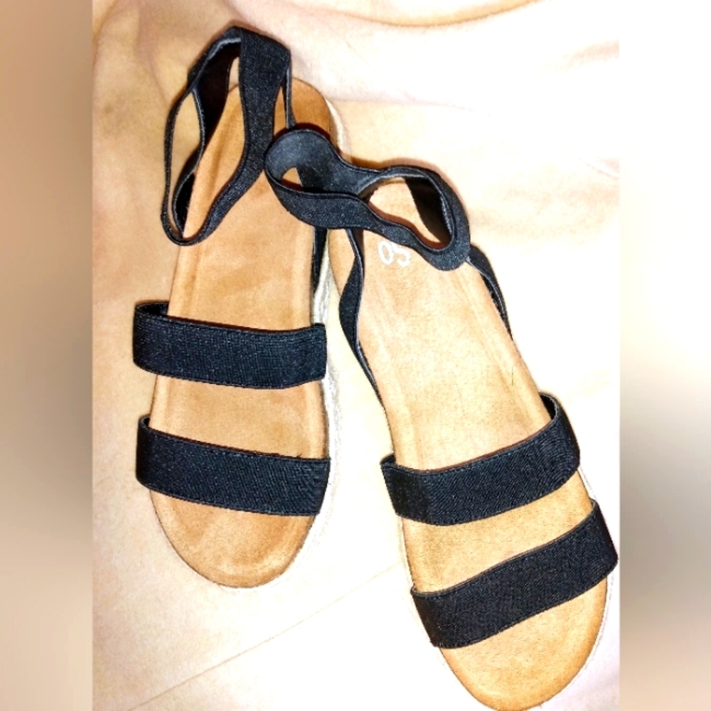 🔥 BOGO 50% OFF 🔥           Girls platform sandals black / brn size 4